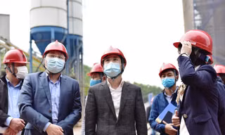 Phó Chủ tịch UBND thành phố Hà Nội Nguyễn Trọng Đông trao đổi với các đơn vị có liên quan tại công trường xây dựng Nhà máy đốt rác phát điện Thiên Ý