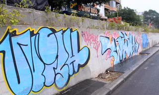 Vẽ graffiti tự phát trên đường trăm tỷ ở Hà Nội