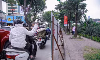 Hà Nội xén vỉa hè, dải phân cách đường Láng dịp sát Tết
