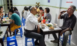 Ông Obama ăn bún chả, uống bia hơi Hà Nội trong chuyến thăm Việt Nam tháng 5/2016.