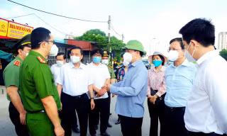 Bí thư Thành uỷ Hà Nội Đinh Tiến Dũng, Chủ tịch UBND thành phố Chu Ngọc Anh đi kiểm tra công tác phòng chống dịch COVID-19 tại các cửa ngõ. Ảnh: PV