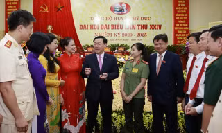 Bí thư Thành ủy Vương Đình Huệ trao đổi với các Đại biểu dự Đại hội. Ảnh: Trường Phong