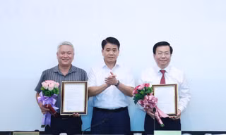 Chủ tịch UBND thành phố Hà Nội Nguyễn Đức Chung chúc mừng ông Võ Nguyên Phong (bên trái) và ông Nguyễn Đức Hùng (bên phải).