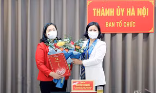 Phó Bí thư Thường trực Thành ủy Hà Nội Nguyễn Thị Tuyến trao Quyết định cho bà Triệu Thị Ngọc