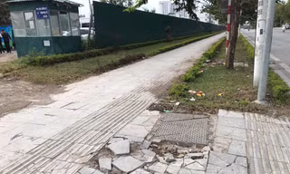 Vỉa hè đá tự nhiên nhiều tuyến phố Hà Nội hư hỏng, nát bét 