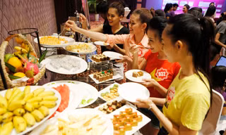 HLV Catwalk mua kem mời thí sinh hoa hậu