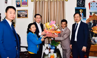 Bí thư Hà Nội tặng nhà Đại đoàn kết, chúc mừng Giáng sinh