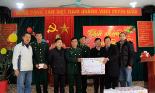 Đoàn công tác tặng quà lãnh đạo đồn biên phòng cửa khẩu Sóc Giang.