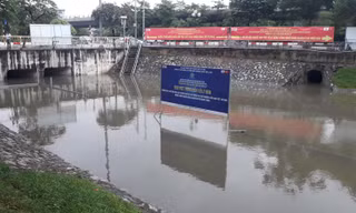 Mưa lớn, khu đặt 'bảo bối' của Nhật làm sạch sông Tô Lịch chìm nghỉm