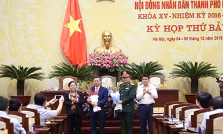 Lãnh đạo HĐND và UBND thành phố tặng hoa chúc mừng hai tân ủy viên UBND thành phố Hà Nội