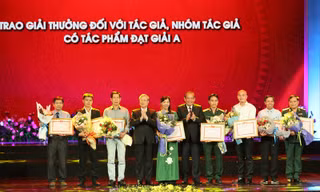 Thường trực Ban Bí thư Trần Quốc Vượng và Phó Thủ tướng Thường trực Chính phủ Trương Hòa Bình trao giải A cho các tập thể, cá nhân. Ảnh: Ngọc Thắng
