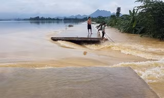 Hà Nội: Vỡ đê ở Chương Mỹ, hoa màu và nhà dân bị nhấn chìm