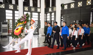 Đoàn đại biểu Trung ương Đoàn TNCS Hồ Chí Minh viếng nguyên Chủ tịch nước Trần Đức Lương