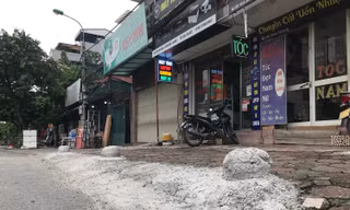 Hà Nội: Chôn cọc sắt, đắp ụ bê tông trên vỉa hè 'chiến đấu' với nạn đỗ ô tô bừa bãi