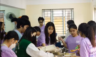 Học sinh trường chuyên Hà Nội vào bếp nấu cơm, phát miễn phí cho người nghèo