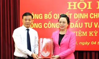 Phó Bí thư Thường trực Thành ủy Hà Nội Ngô Thị Thanh Hằng trao quyết định chuẩn y chức danh Bí thư Đảng ủy Tổng công ty Đầu tư và phát triển nhà Hà Nội cho ông Trương Hải Long. 