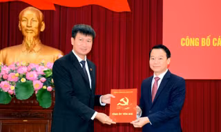 Bí thư Tỉnh ủy Yên Bái Đỗ Đức Duy (phải) trao quyết định cho ông Trần Huy Tuấn. Ảnh: Báo Yên Bái