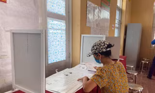 Người dân thực hiện quyền bầu cử tại xã Đồng Tâm. Ảnh: N.T
