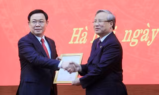 Thường trực Ban Bí thư Trần Quốc Vượng trao quyết định cho tân Bí Thư Thành ủy Hà Nội Vương Đình Huệ - Ảnh: Trường Phong