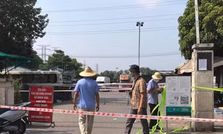 Hà Nội: Căng dây phong tỏa chợ đầu mối ở quận Hoàng Mai vì có ca nghi mắc COVID-19