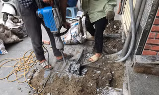 Hà Nội: Lát vỉa hè xong rồi dùng máy đục xới tung để hạ ngầm ống nước