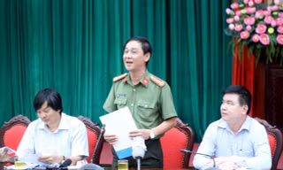 Thượng tá Phạm Tùng Vân trả lời câu hỏi của báo chí. Ảnh: Thành An