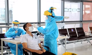 Hai vợ chồng tại Hà Nội chỉ hắt hơi, xét nghiệm dương tính SARS-CoV-2