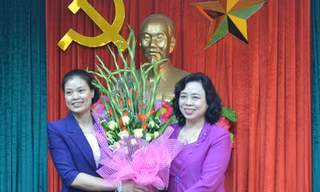 Phó Bí thư Thường trực Thành ủy Hà Nội Ngô Thị Thanh Hằng (phải) trao quyết định cho bà Bạch Liên Hương. Ảnh: Linh Vũ