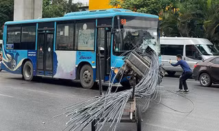 Sau tai nạn xe chở thép đâm xe buýt, Hà Nội yêu cầu xử lý nghiêm xe tự chế