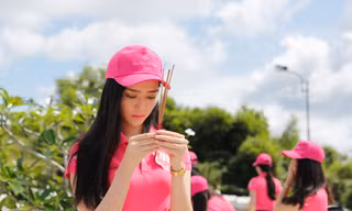 Thí sinh hoa hậu dâng hương Nghĩa trang liệt sĩ Phú Quốc