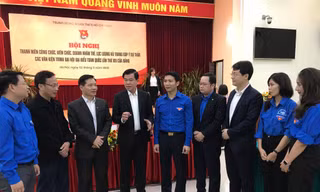 Phó Trưởng ban Dân vận T.Ư Nguyễn Hồng Lĩnh, Phó Chánh Văn phòng T.Ư Đảng Bùi Văn Thạch, Bí thư T.Ư Đoàn Nguyễn Ngọc Lương trao đổi cùng với các đại biểu dự Hội nghị