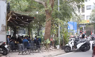 Vỉa hè, lòng đường khu đô thị đông dân nhất Hà Nội vẫn bị chiếm dụng tràn lan