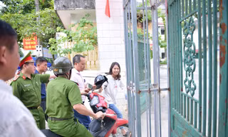Cảnh sát kể chuyện hú còi xe chuyên dụng đưa thí sinh ngủ muộn đi thi