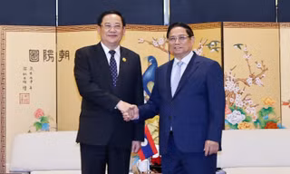 Thủ tướng Phạm Minh Chính gặp Thủ tướng Lào Sonexay Siphandone