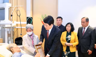 Trao Huy hiệu 65 năm tuổi Đảng tặng nguyên Chủ tịch nước Trần Đức Lương 