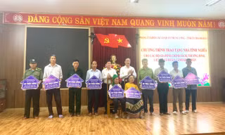 Đảng ủy Khối các cơ quan T.Ư trao 10 căn nhà tình nghĩa cho gia đình chính sách