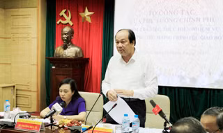 Chủ nhiệm Văn phòng Chính phủ Mai Tiến Dũng dẫn đầu Tổ công tác của Thủ tướng Chính phủ kiểm tra Bộ Y tế. Ảnh: Trường Phong