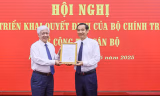 Triển khai quyết định của Bộ Chính trị về công tác cán bộ