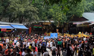Biển người chen chân trẩy hội chùa Hương