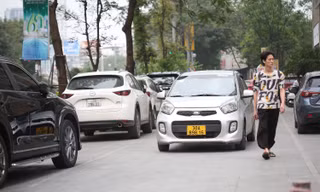 Đòi lại vỉa hè ở Hà Nội: Nơi rào chắn bảo vệ, nơi vi phạm tràn lan