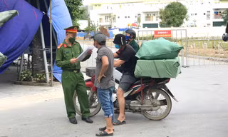 Kiểm soát người ra vào xã Ninh Hiệp. Ảnh: Trường Phong