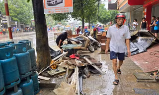 Nước rút, người dân Thái Nguyên hối hả dọn dẹp nhà cửa, nhiều gia đình thiệt hại lớn về tài sản