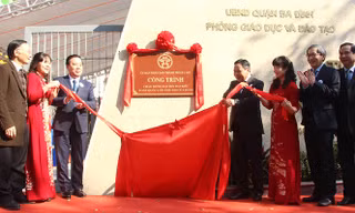 Hà Nội gắn biển 2 công trình trường học chào mừng Đại hội Đảng