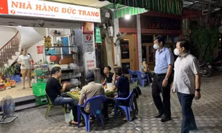Phó Chủ tịch UBND thành phố Hà Nội Chử Xuân Dũng kiểm tra đột xuất các cơ sở kinh doanh dịch vụ ăn uống trên địa bàn thành phố tối 5/7