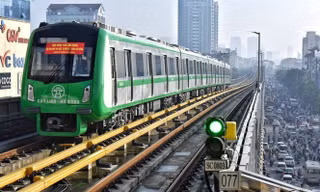 Bí thư Thành uỷ Hà Nội Vương Đình Huệ tiếp Đại sứ Trung Quốc tại Việt Nam Hùng Ba. Ảnh: HNM