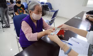 Người dân nhận tiền hỗ trợ ảnh hưởng bởi COVID-19 ở phường Trần Hưng Đạo