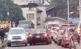 Văn phòng Thành uỷ Hà Nội thông tin xe biển xanh lấn đường, vi phạm luật giao thông