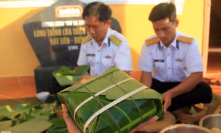 Cận cảnh bánh chưng gói bằng lá bàng vuông ở Trường Sa