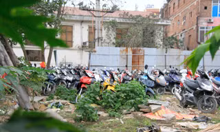 'Đột nhập' bãi gửi xe tự phát quanh bến Mỹ Đình