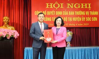 Phó Bí thư Thường trực Thành ủy Ngô Thị Thanh Hằng trao quyết định cho ông Phạm Quang Thanh